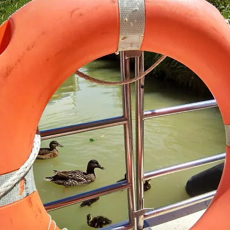 Bateau 6 Personnes Sans Permis Terrasse à Quai Ou Supplément Navigation Hotel en barco