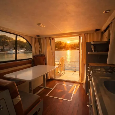 Bateau 6 Personnes Sans Permis Terrasse à Quai Ou Supplément Navigation